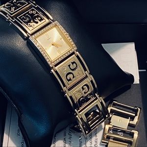 GUESS All Gold Swarovski Crystals Ladies Watch Bracelet Watch Gold Chain Watch